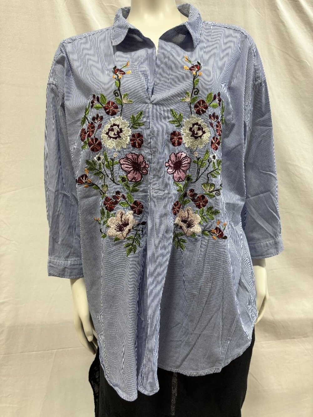 Gibson Latimer XL Blue Striped Embroidered Floral Button Front Blouse